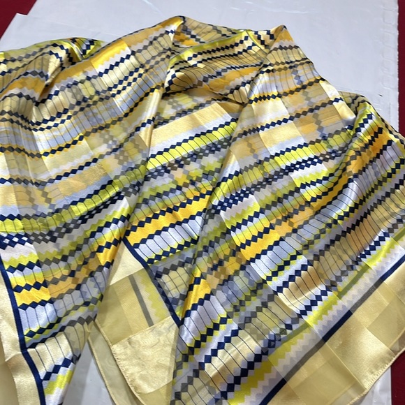Vintage yellow white silky Big square scarf zig zag 70s print Mod, retro 39x39” - Picture 10 of 11